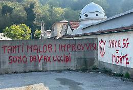 Rosse scritte “No vax” sui muri del cimitero