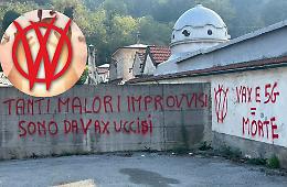 Scritte rosse sui muri del cimitero: c’è la rivendicazione
