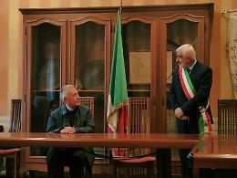 Il vescovo in visita pastorale incontra l'Amministrazione comunale: «La fortuna del paese sono i suoi giovani»