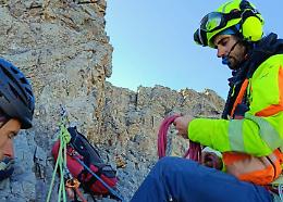 Escursionisti bloccati su una cresta rocciosa: salvati dal Soccorso Alpino
