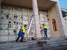 Sistemazione delle tombe in sicurezza: i volontari aiutano i cittadini, al cimitero