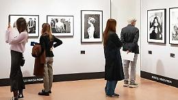 Lo sguardo del fotografo Ferdinando Scianna, dietro ai lustrini e alle paillettes della moda