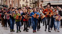 Saluzzo danza verso l’inverno: torna “Uvernada”, suoni e culture sotto il Monviso