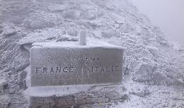 Prime nevicate: chiuso al traffico il Colle dell'Agnello, per tutto l'inverno