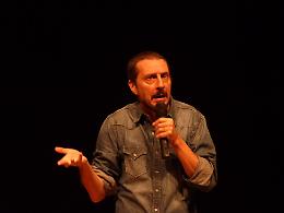 Luca Bizzarri conquista Mondovì: risate, riflessioni e un applauso che commuove