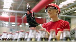 Coca-Cola, frizzante anche per l’economia piemontese: l'azienda rivendica «26 milioni di euro e 2.000 posti di lavoro»