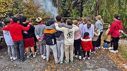 Bambini e anziani insieme per celebrare la dolcezza dell’autunno