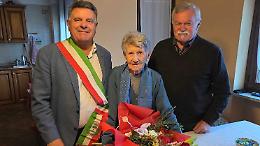 Gli auguri della comunità a Teresa per i suoi 103 anni, la più longeva del paese