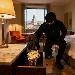 Rapina in appartamento, rubano orologio da 18 mila euro: arrestati