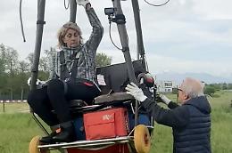 Adele, la prima donna con disabilità al mondo a diventare pilota di mongolfiera 