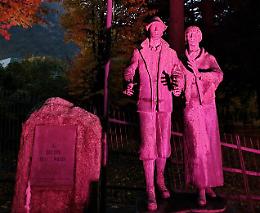 Il Monumento al Dolore delle Madri illuminato di rosa
