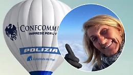 La storia di Adele: costretta in sedia a rotelle dopo l'incidente, ora è diventata pilota di mongolfiera