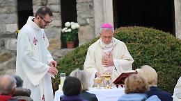 Il vescovo per la solennità di tutti i Santi: «Restiamo tenacemente fedeli a questa tradizione, non barattiamola»