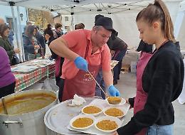 Tutti pazzi per la Cisrà: in migliaia in coda per gustare la zuppa d'autunno