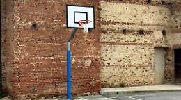 Nuova rete per il canestro del campetto dove giocano i bambini, grazie ad una famiglia del posto