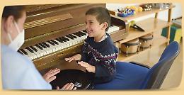 La musica fa stare bene: musicoterapia per bambini, adulti e anziani

