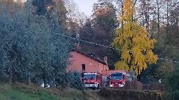 In fiamme il tetto della villetta: nessun ferito, ma gravi danni a Piazza