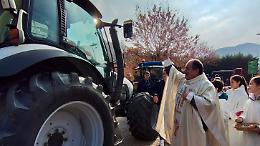Domenica, la tradizionale benedizione dei trattori ha riunito la comunità