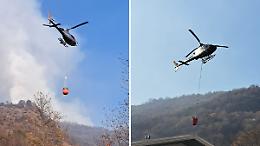 Lanci d'acqua con gli elicotteri per spegnere l'incendio