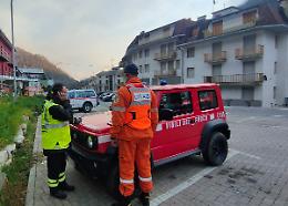 Squadre al lavoro per domare l'incendio e cercare il 71enne: si attende l'elicottero
