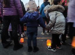 Il paese illuminato dalle lanterne dei bambini, nel giorno di San Martino