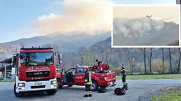 Dopo giorni l’incendio non si placa: in azione dal cielo anche i Canadair