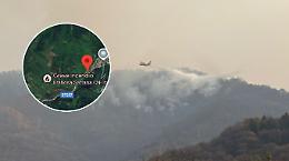 I boschi bruciano da tre giorni: presidio notturno a difesa del campeggio