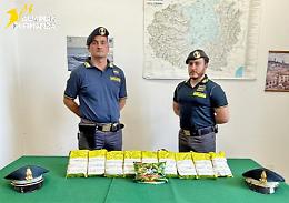 Tabacco di contrabbando sequestrato in due esercizi commerciali