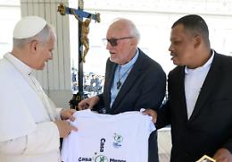 Don Renato Chiera da Papa Leone con Carlos Alberto "tornato alla vita" dopo la cracolandia