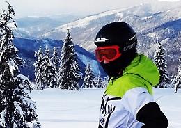 Piste da sci, da quest'anno casco obbligatorio per tutti: chi trasgredisce rischia il ritiro dello skipass
