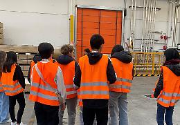 I ragazzi delle Medie imparano come nasce... una porta