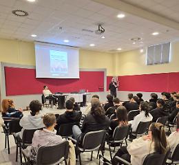 "Connessi, consapevoli, critici": a lezione per difendersi dalle fake news nell'era della IA