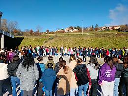 Scuole e cittadini uniti contro la violenza sulle donne. Nastro rosso alle finestre per ricordare le vittime