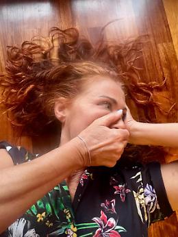 Un viaggio nel mondo femminile: arte, emozioni e speranza oltre la violenza