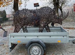 Il grande rinoceronte di chiavi lascia il paese, per il riposo invernale