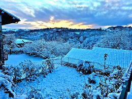 Risveglio da fiaba: neve anche in pianura e montagne imbiancate, l’inverno è arrivato davvero