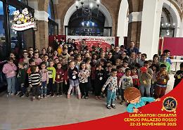 Oltre 150 bambini creano creano pensieri Natalizi con materiali riciclati
