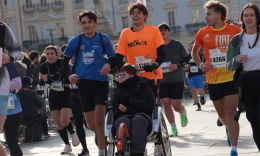 In carrozzina, spinto dai suoi amici: l'impresa di Rubi, al traguardo della Maratona di Torino