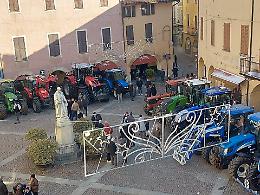 I contadini ringraziano per i frutti del loro lavoro, con la benedizione dei trattori