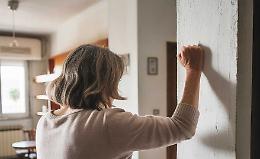 Troppi colpi contro il muro, i vicini la denunciano per stalking