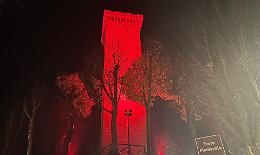 Stop alla violenza sulle donne: la torre medievale, simbolo del paese, si colora di rosso