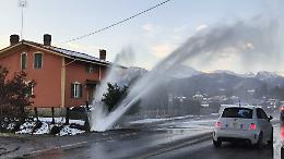 Scoppia una tubatura, "geyser" in strada