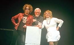 La Filodrammatica “Nando Alciati” sul palco: risate, dialetto e un ex sindaco protagonista