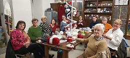 Quando il Natale si fa a mano... con l'uncinetto: le amiche “tricottine” e la solidarietà