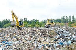 «Ma è vero che noi facciamo la differenziata e poi buttano tutto assieme?» «Venite a vedere coi vostri occhi»