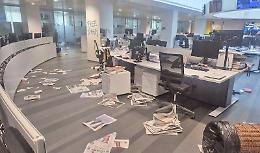Assalto alla redazione de “La Stampa” durante lo sciopero generale a Torino

