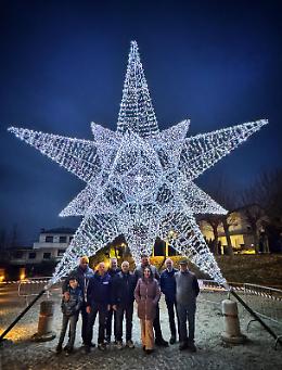 Una stella di Natale risplende sul belvedere: il magico spettacolo nella notte 