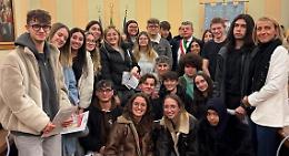 Dignità e rispetto verso tutti: i neomaggiorenni ricevono la Costituzione in municipio