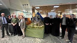 La banca apre le porte al Natale, con un momento conviviale e un bellissimo presepe napoletano