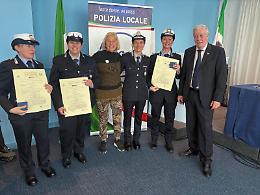 Mettono in salvo tre animali in fuga: premiate le vigilesse
